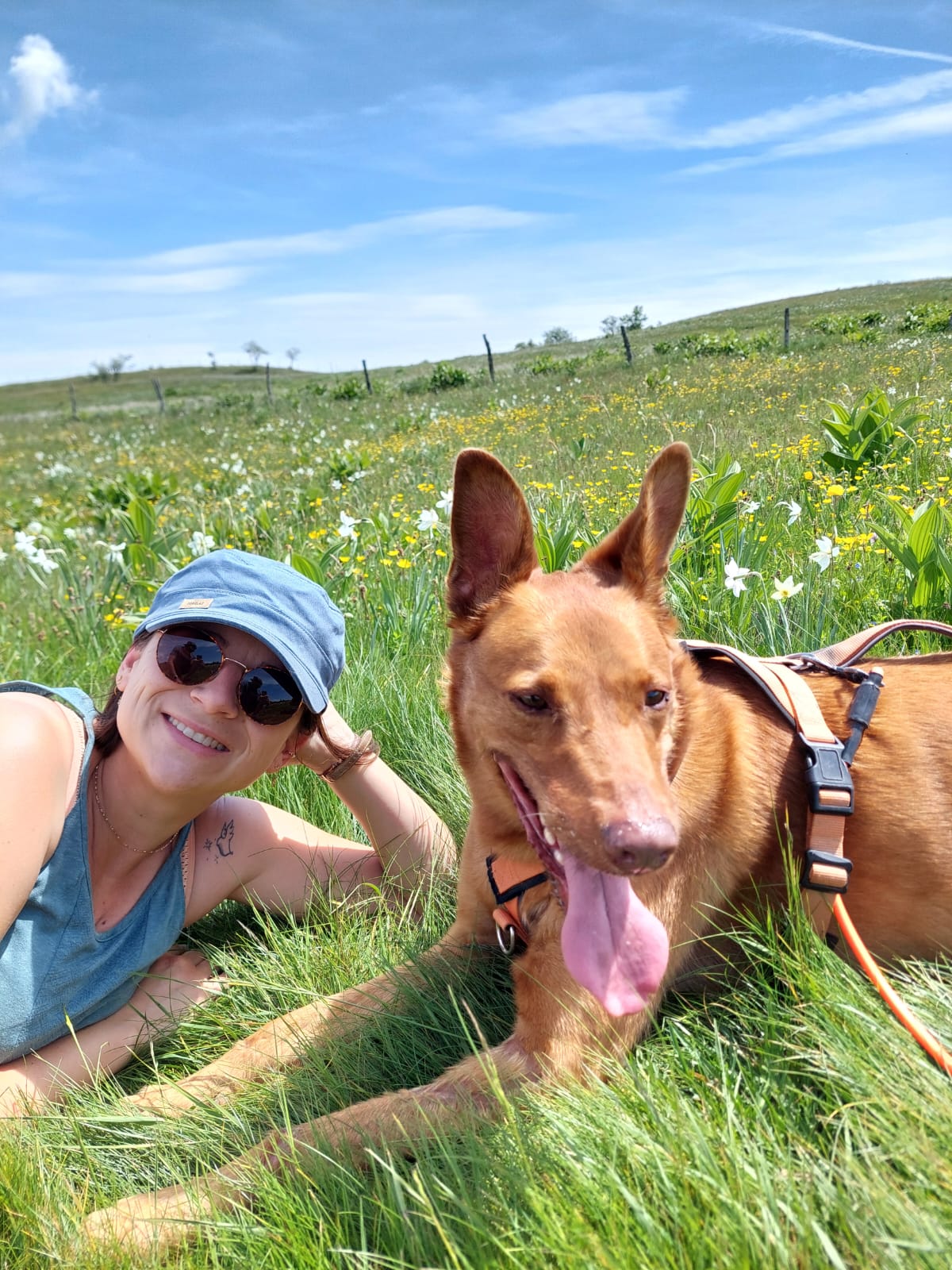 Mylèna Bouchardy, praticienne en sophrologie, magnétisme et communication animale en Savoie, partage un moment de complicité avec son chien.