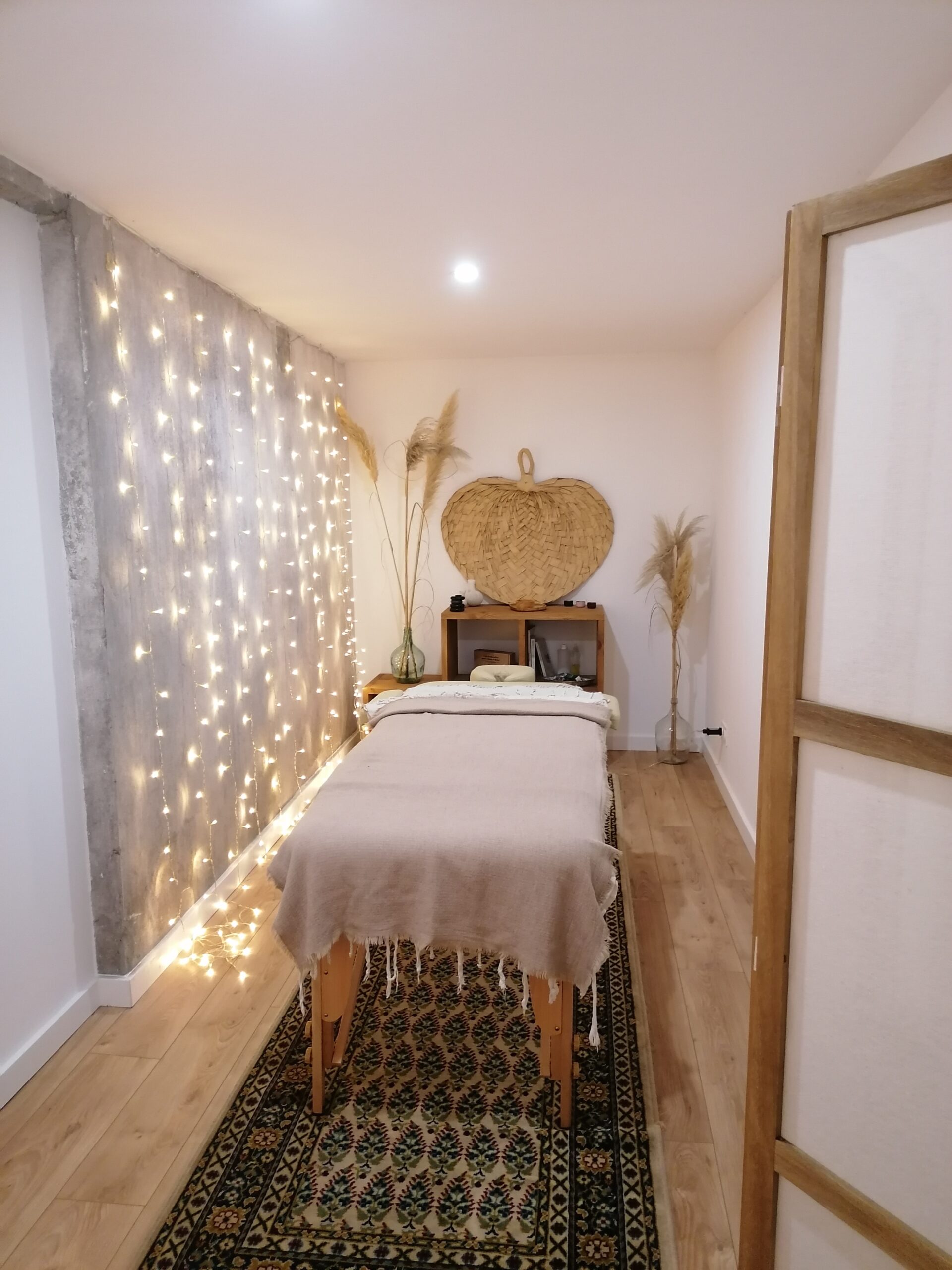 Espace de séance chaleureux et apaisant chez Mylèna Bouchardy en Savoie, Haute-Savoie et dans l’Ain, dédié aux accompagnements en magnétisme, sophrologie et communication animale.
